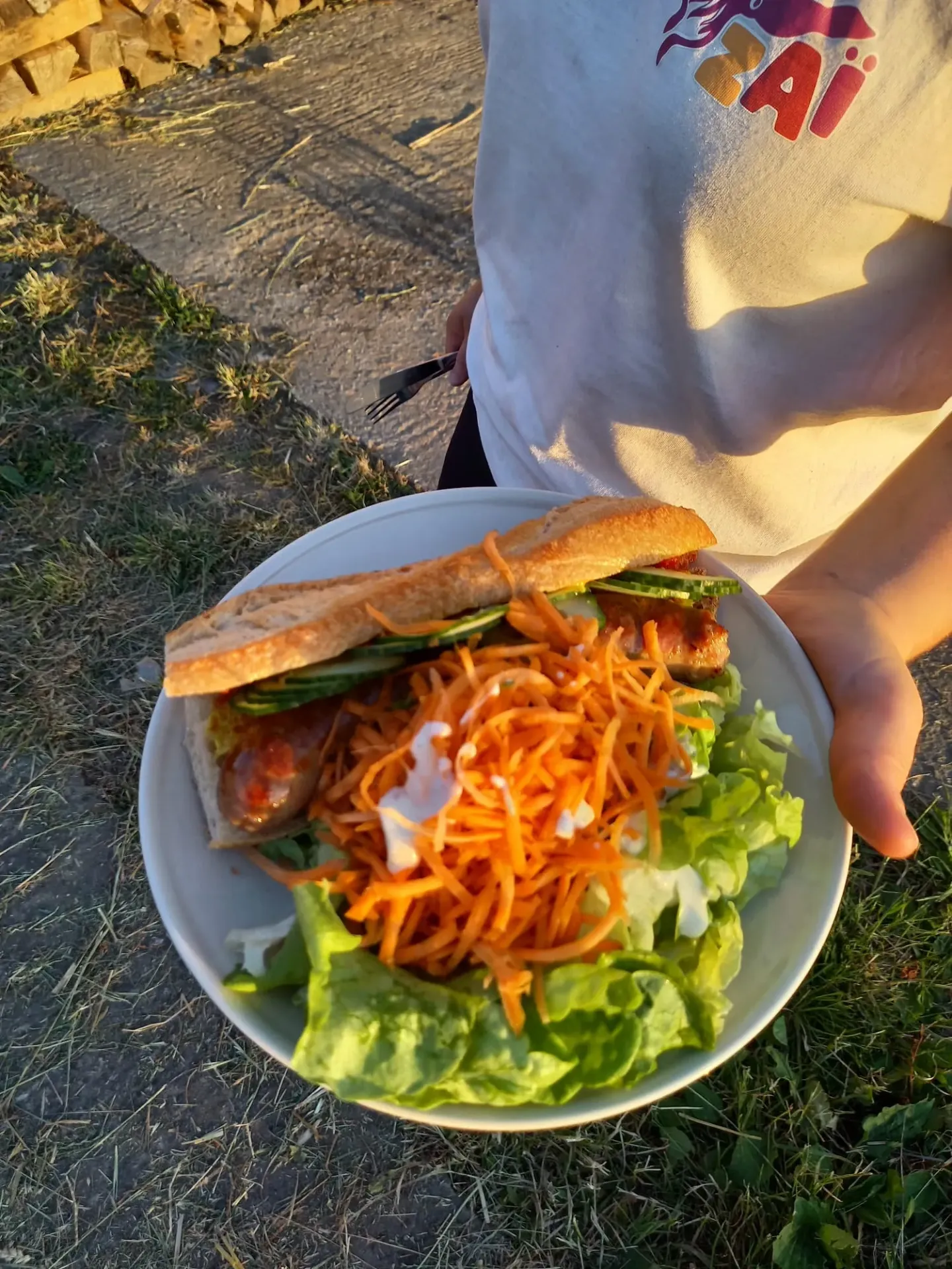 Assiette burger végétarien bio 🥬 (Autrement) & crudités bio (Ma Ferme) - Guinguette 25 juillet
