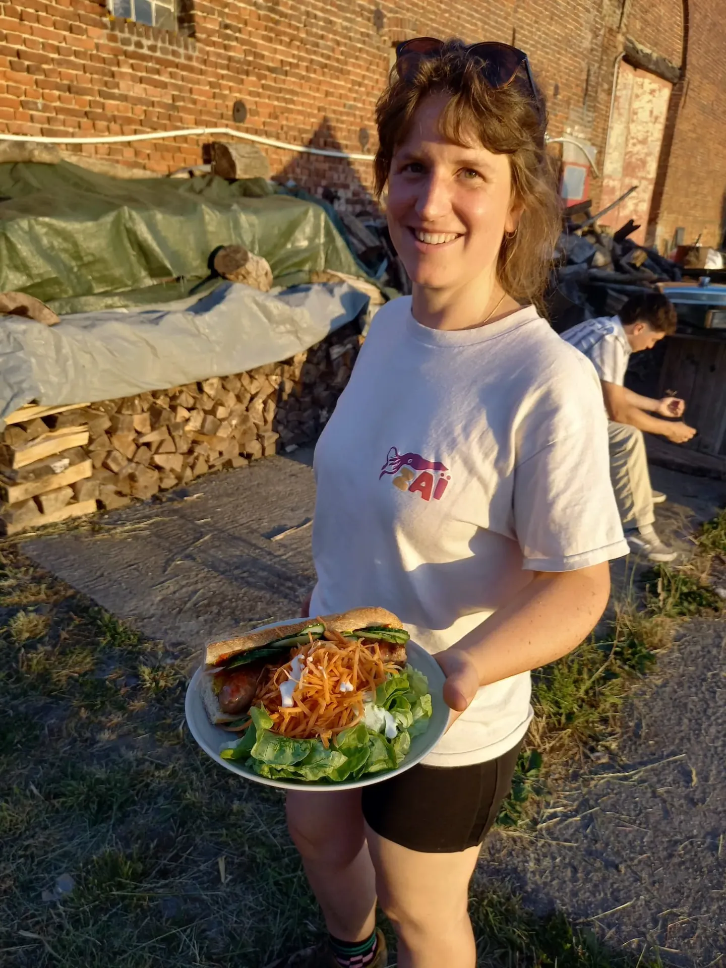 Assiette Pain saucisse (Vanderelst) 🍔 & crudités bio (Ma Ferme) - Guinguette 25 juillet